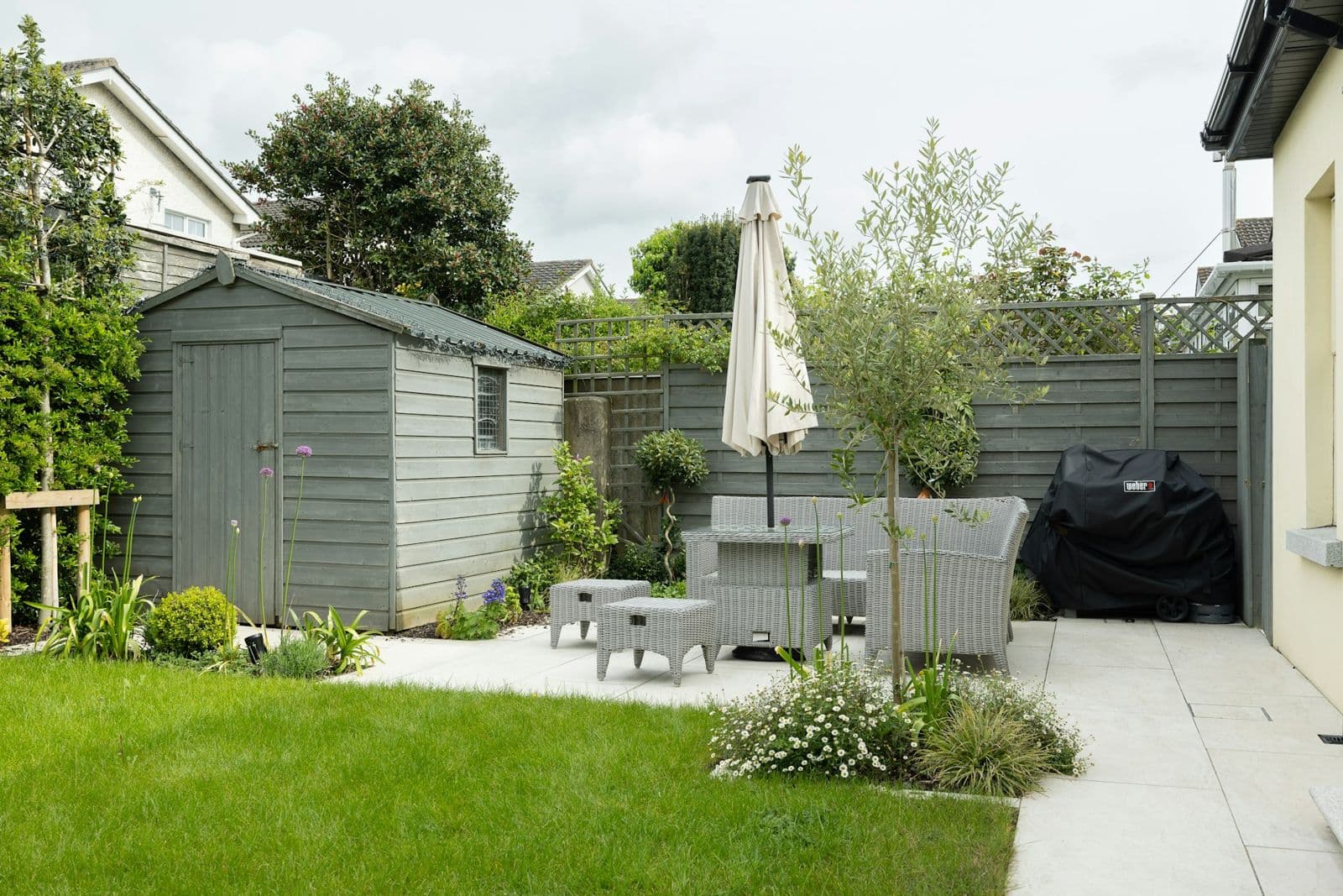 Plaatidega kaetud terrass, muru ja aiamaja eramu hoovis. Foto: Tile Merchant Ireland
